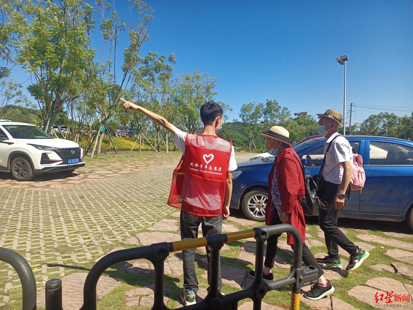 倡导文明旅游、文明出行，中秋假期成都1500余名青年志愿者在行动休闲区蓝鸢梦想 - Www.slyday.coM