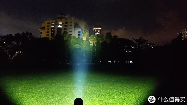 肉眼可见的光柱刺破夜幕,远处建筑被中心光斑覆盖,非常清晰.