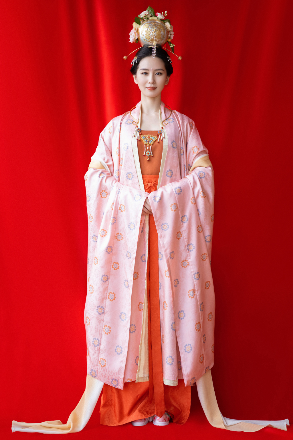 组刘诗诗央视中秋晚会的高清定妆照,照片里,刘诗诗身穿粉红色古装长裙