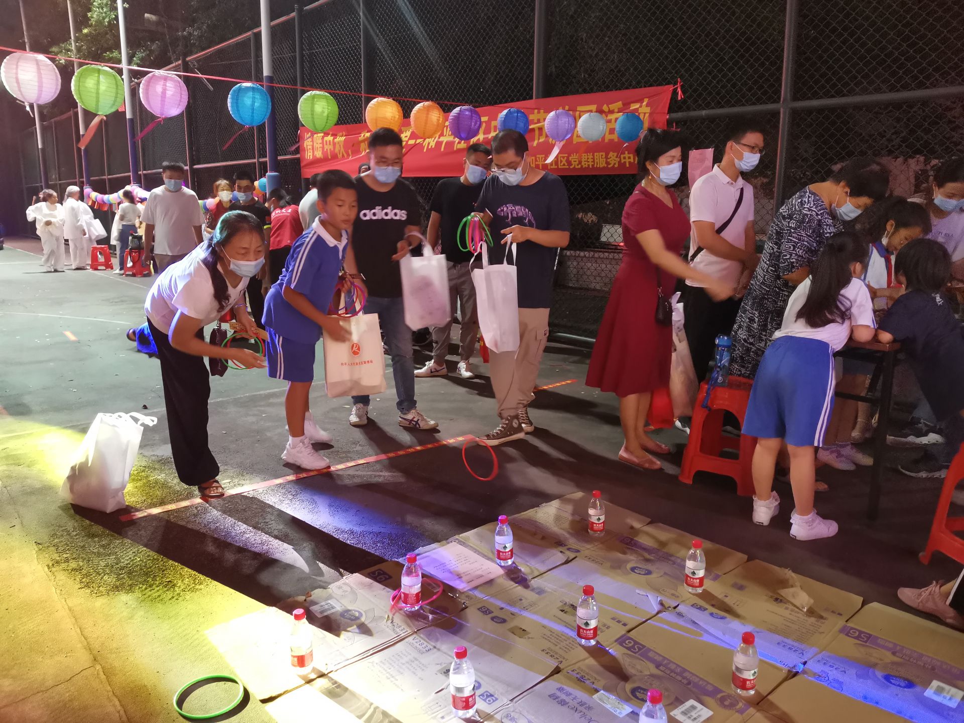 猜灯谜玩游戏,坪山和平社区开展中秋游园活动