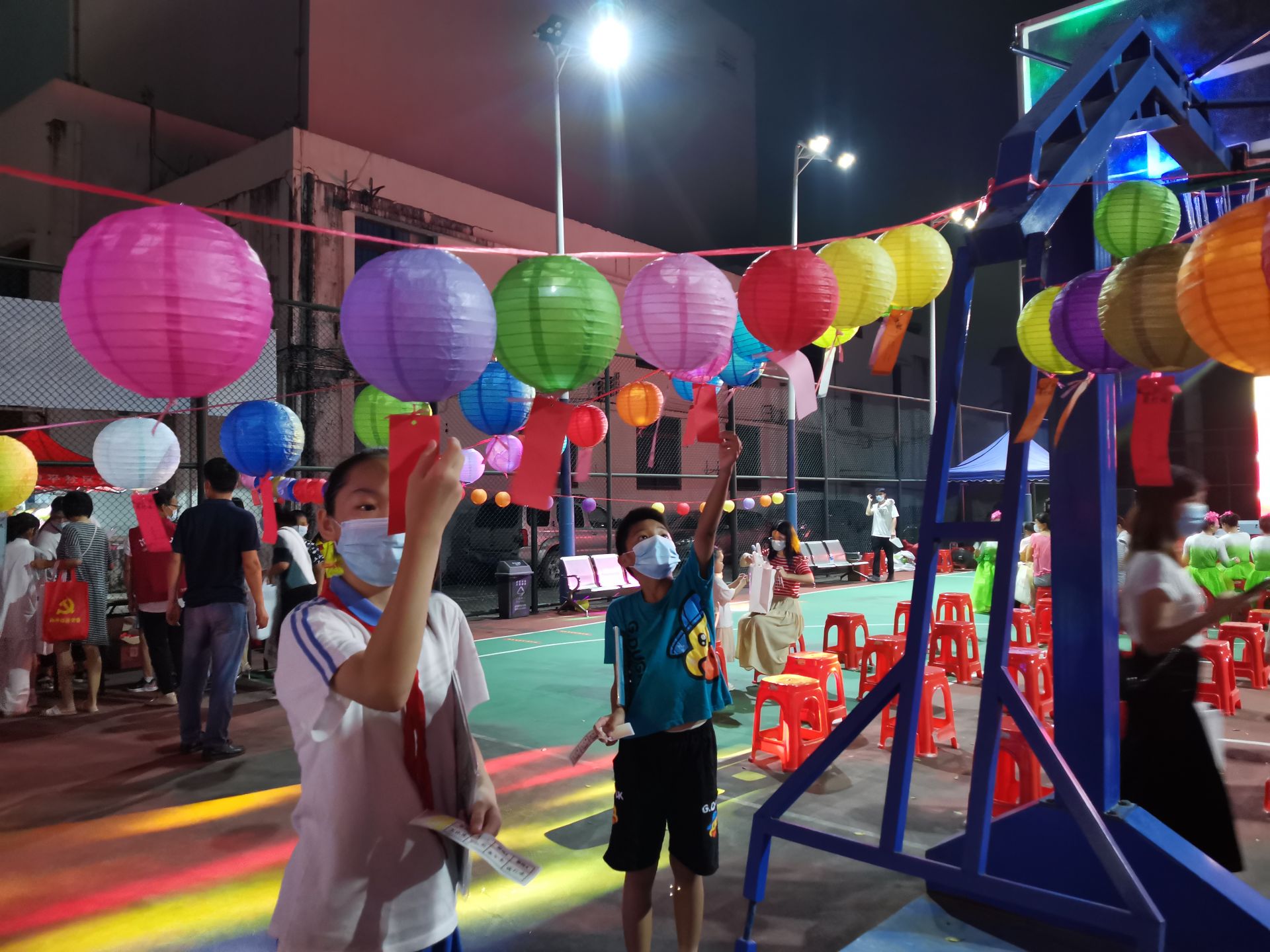 猜灯谜玩游戏,坪山和平社区开展中秋游园活动