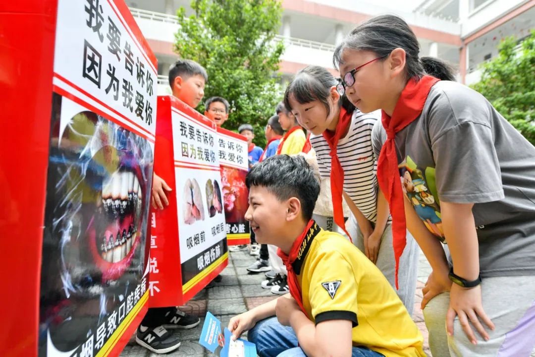 ▲5月27日，浙江省湖州市长兴县实验小学，孩子们正在戒烟烟盒真人秀活动上了解吸烟危害。图/IC photo