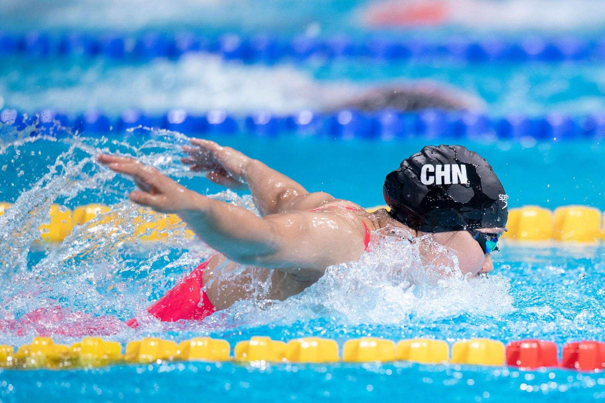 正文  在游泳比赛的赛后混合采访区,名将们一次次对着镜头比心,说着