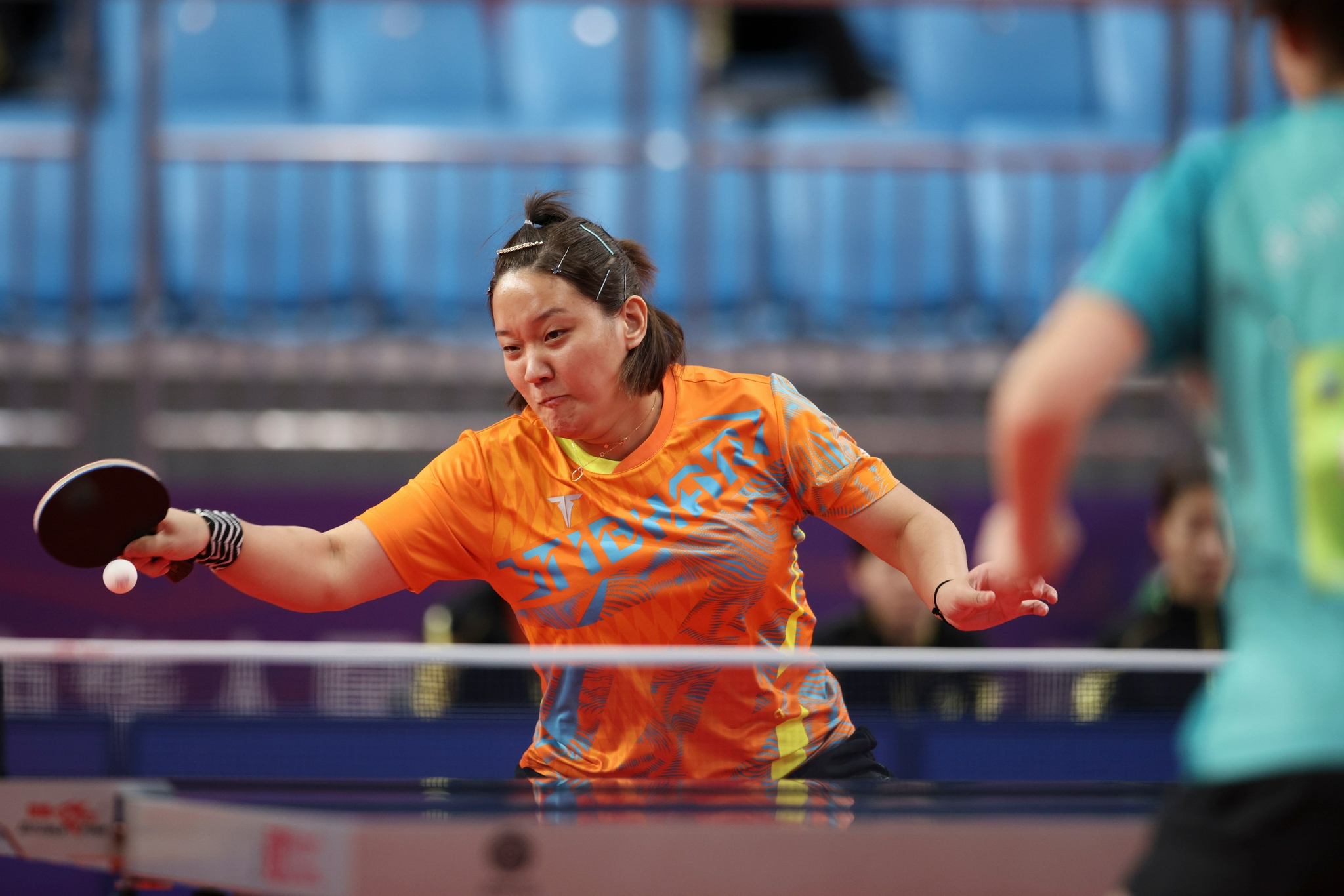 9月21日,四川队选手杨蕙菁在比赛中回球.新华社记者 张涛 摄