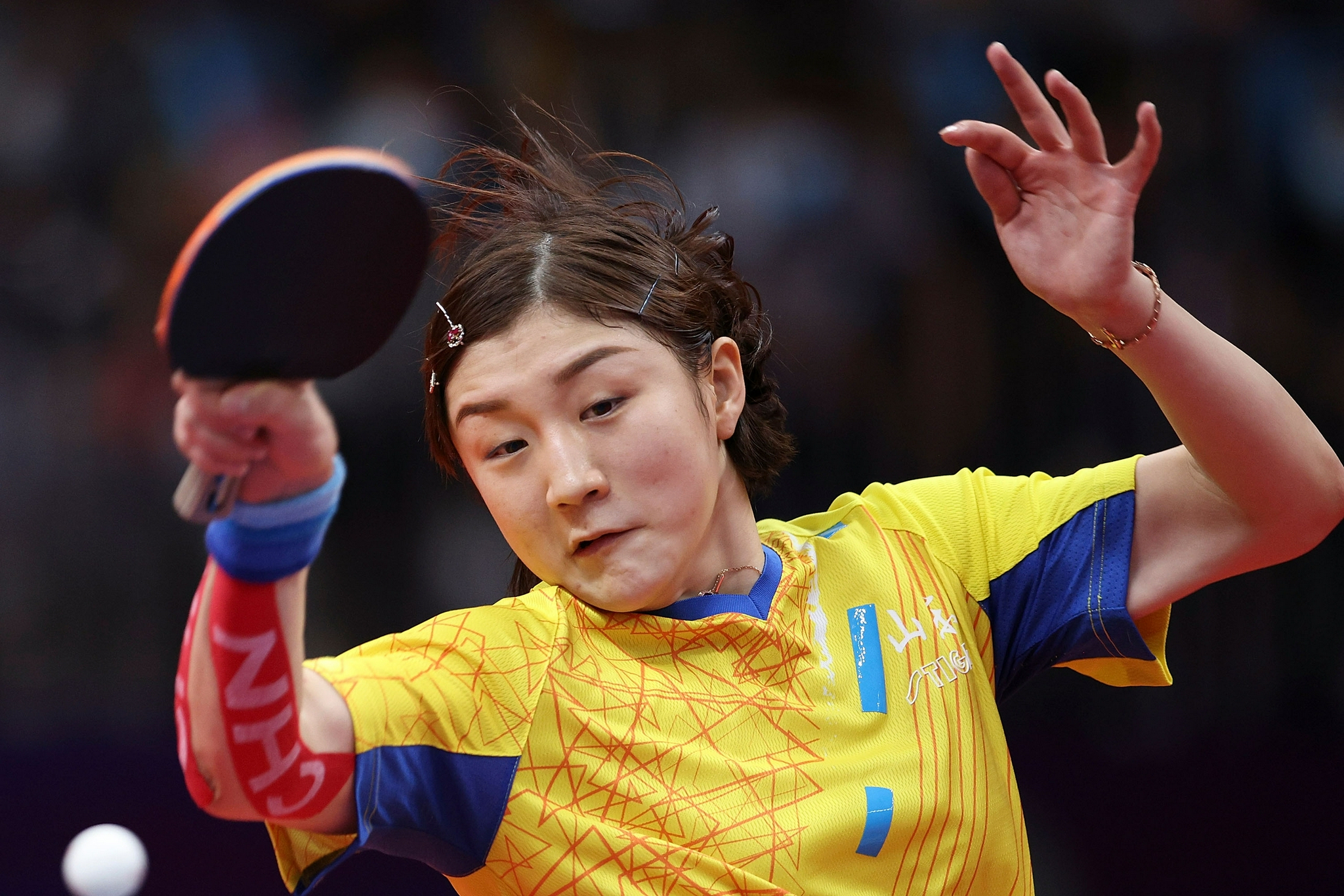 9月21日,辽宁队选手李佳燚在比赛中回球.新华社记者 张涛 摄