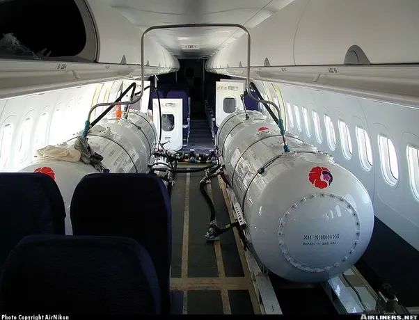 拆掉座椅后加装了faa认证的额外油箱,通过燃油交汇阀门进行主副油箱的