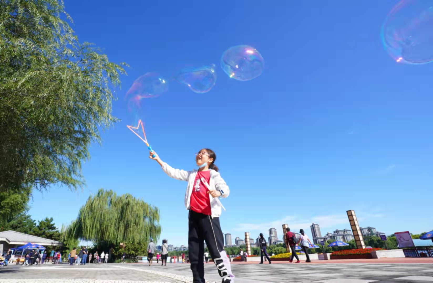 中秋佳节,京城风清气爽,市民享受假期惬意时光