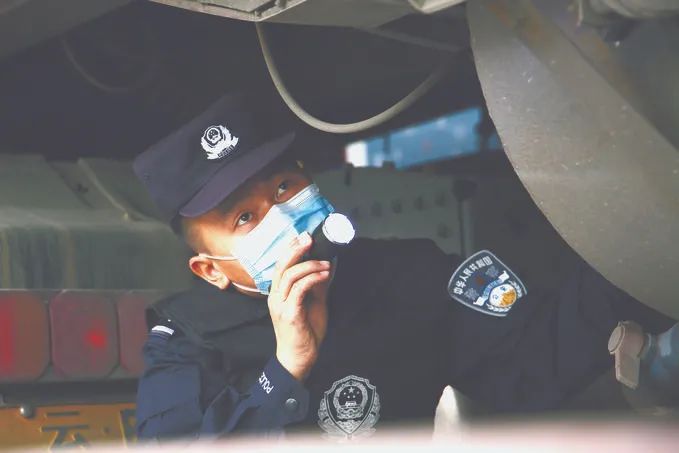 万家团圆之时，战斗在禁毒一线的他有话对父母说休闲区蓝鸢梦想 - Www.slyday.coM