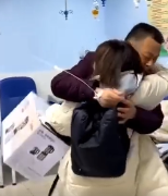 深夜十一点，爷爷在村口等待回家团圆的孙女…网友：想他们了！休闲区蓝鸢梦想 - Www.slyday.coM