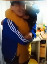 深夜十一点，爷爷在村口等待回家团圆的孙女…网友：想他们了！休闲区蓝鸢梦想 - Www.slyday.coM