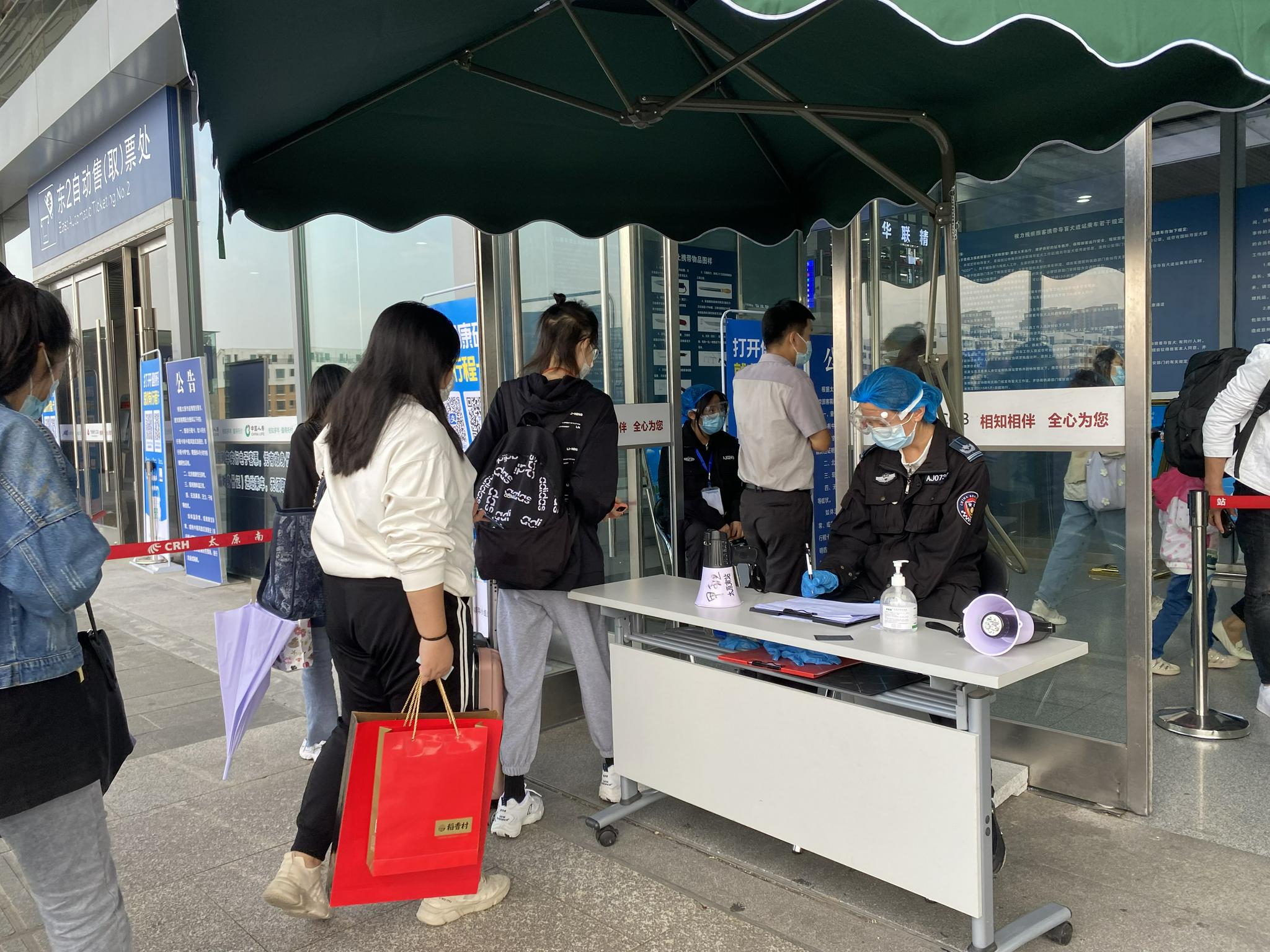 旅客们排队进行防疫登记. 新华社记者 陈志豪 摄