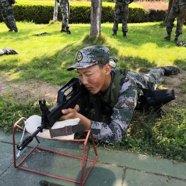 郭云霄出生在云南腾冲2000年8月郭云霄与小组成员在进行解题连续斩获