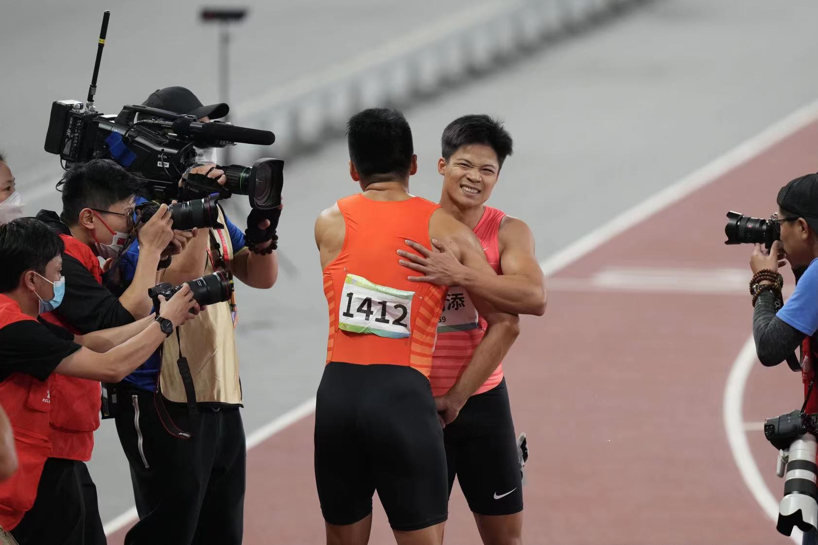 赛后,苏炳添和谢震业拥抱致意.北京日报客户端记者 刘平 摄