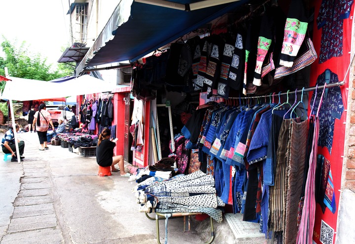 贵州黔东南苗族侗族自治州凯里刺绣集市一角.新华社记者 罗羽 摄