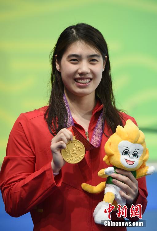 张雨霏夺全运会女子100米蝶泳金牌 赛后比心|张雨