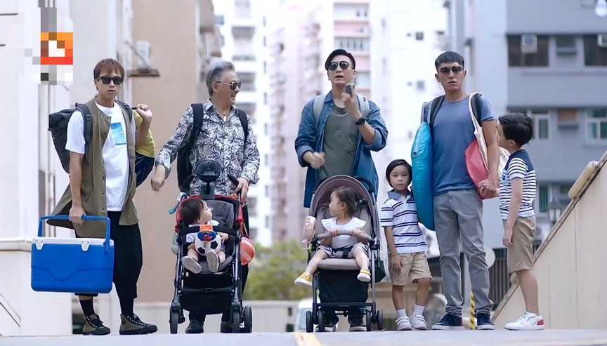养孩子当然不是容易的事情,但我也在网络上看到不少单身奶爸还潇洒