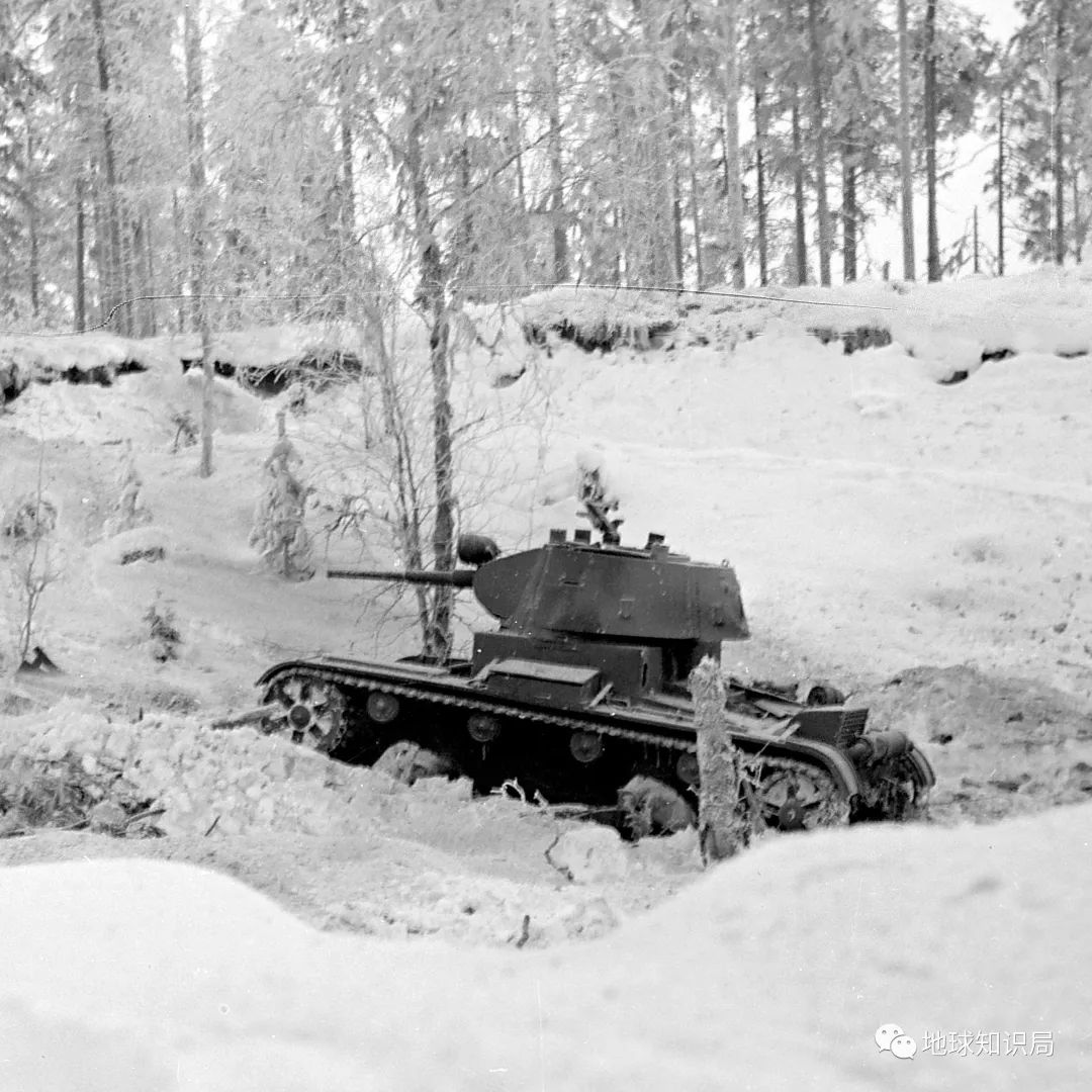 一輛孤軍深入雪林的蘇軍t-26