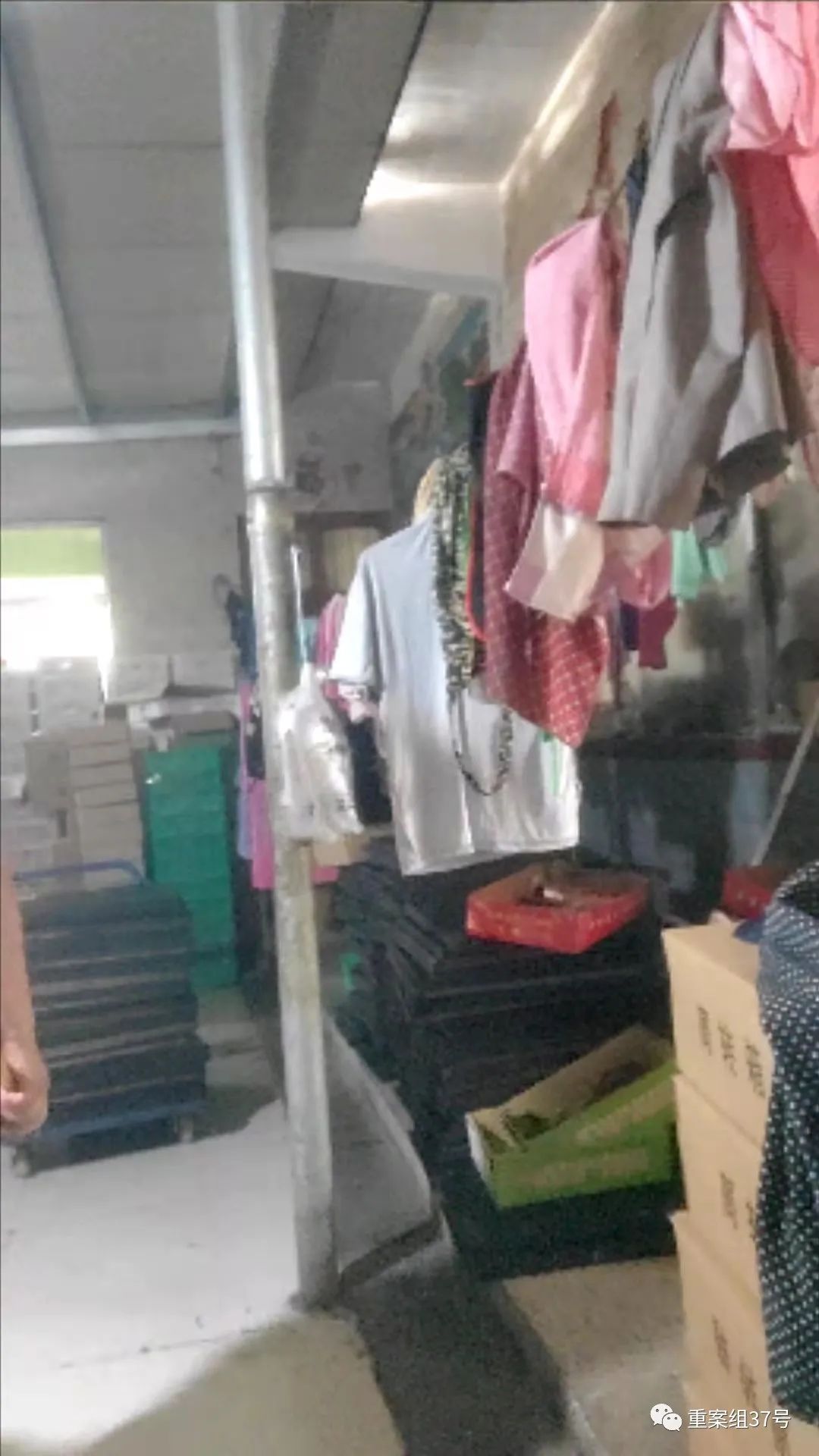 ▲生产设备和衣物等生活品随意摆放,不符合食品生产卫生要求。