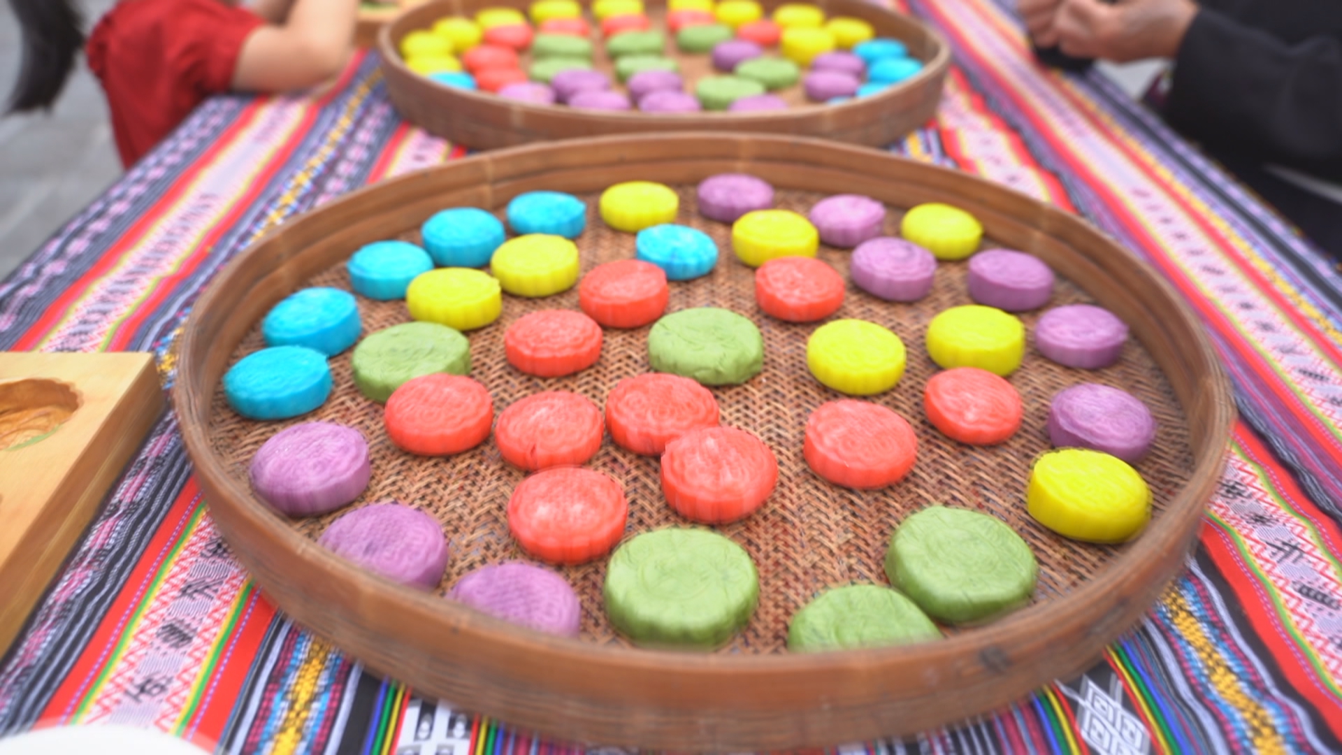 吃麻糍 玩"摇锅" 畲族村的中秋有滋有味