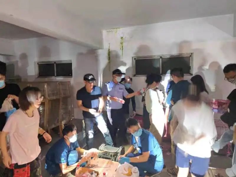 上海街头惊现“滴血”盲盒，100多只奶猫奶狗奄奄一息...休闲区蓝鸢梦想 - Www.slyday.coM