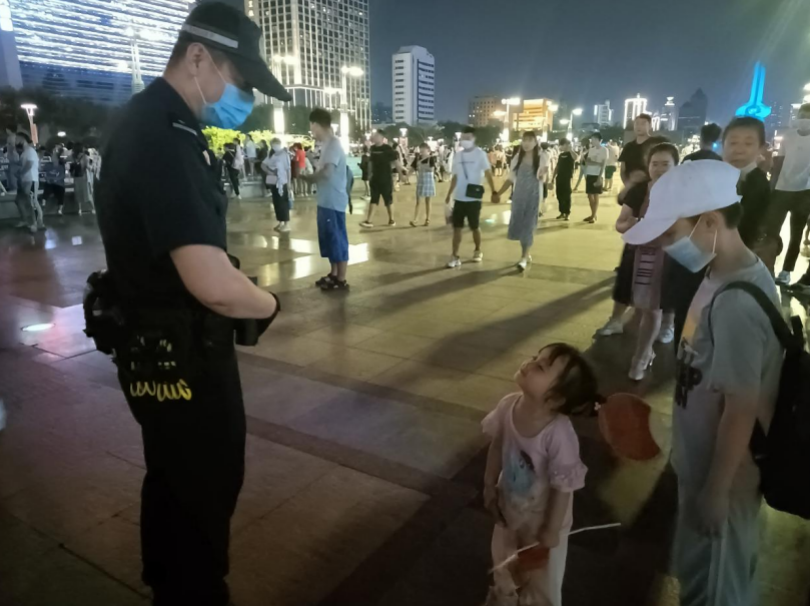 深夜十一点，爷爷默默在村口等待回家团圆的孙女……有些人，越是这时越想你们！休闲区蓝鸢梦想 - Www.slyday.coM