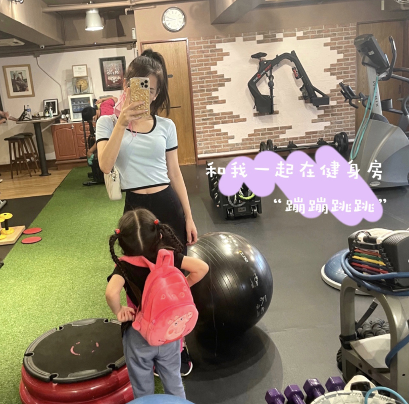 方媛中秋晒全家福,母女仨穿旗袍韵味足,郭富城提着灯笼有烟火气休闲区蓝鸢梦想 - Www.slyday.coM 方媛中秋晒全家福,母女仨穿旗袍韵味足,郭富城提着灯笼有烟火气休闲区蓝鸢梦想 - Www.slyday.coM