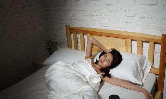 睡觉前经常玩手机,或许会给身体带来4大危害,不要忽视休闲区蓝鸢梦想 - Www.slyday.coM 睡觉前经常玩手机,或许会给身体带来4大危害,不要忽视休闲区蓝鸢梦想 - Www.slyday.coM