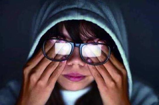 睡觉前经常玩手机,或许会给身体带来4大危害,不要忽视休闲区蓝鸢梦想 - Www.slyday.coM 睡觉前经常玩手机,或许会给身体带来4大危害,不要忽视休闲区蓝鸢梦想 - Www.slyday.coM