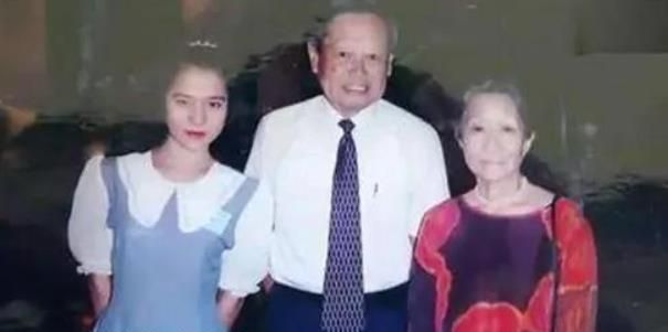 杨振宁马上100岁了,与翁帆结婚17年恩爱如初,让人羡慕休闲区蓝鸢梦想 - Www.slyday.coM 杨振宁马上100岁了,与翁帆结婚17年恩爱如初,让人羡慕休闲区蓝鸢梦想 - Www.slyday.coM