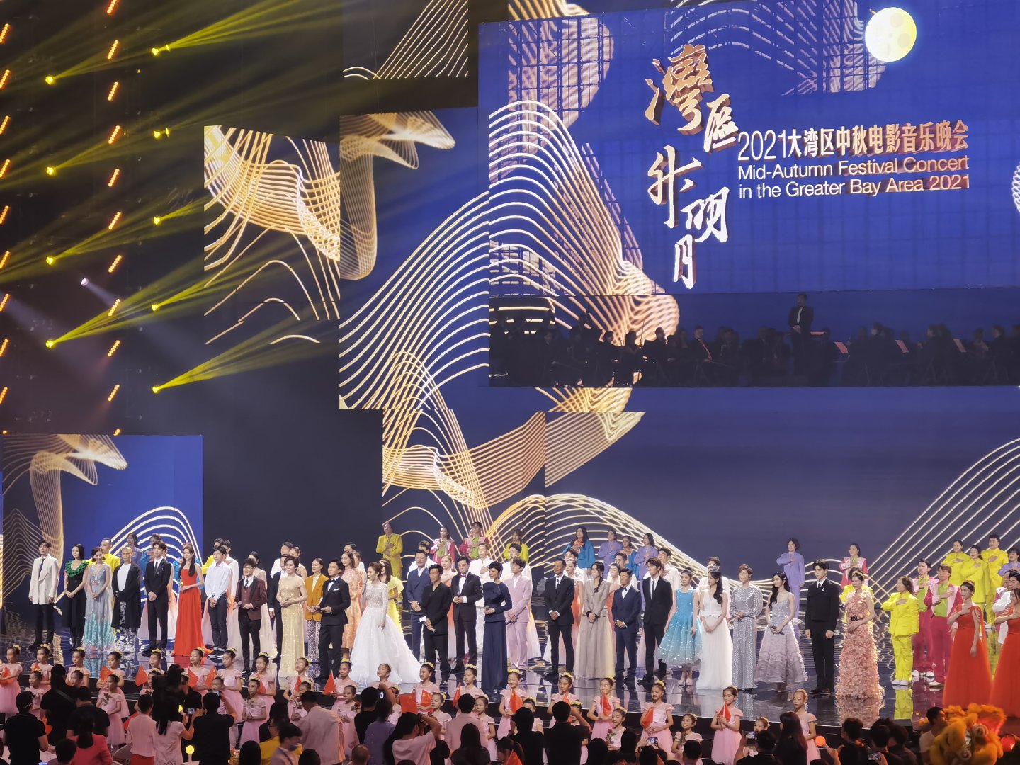 袁昊亮相cctv6中秋晚会合唱我的中国心传递爱国力量