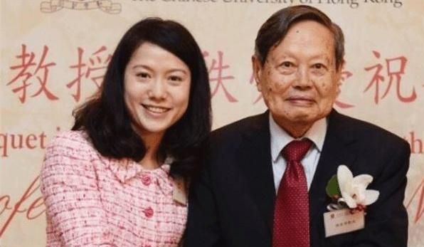 杨振宁马上100岁了,与翁帆结婚17年恩爱如初,让人羡慕休闲区蓝鸢梦想 - Www.slyday.coM 杨振宁马上100岁了,与翁帆结婚17年恩爱如初,让人羡慕休闲区蓝鸢梦想 - Www.slyday.coM