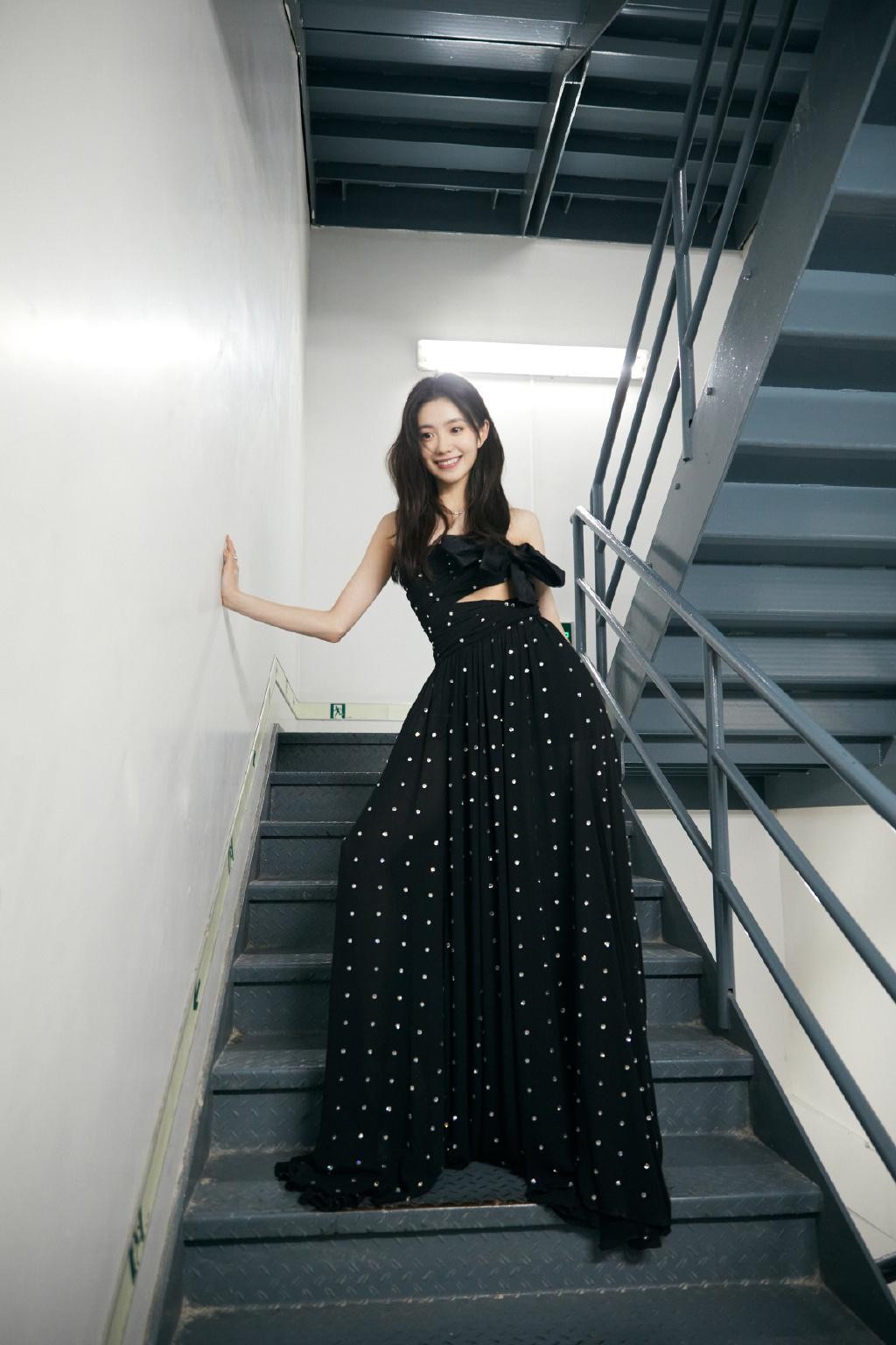 刘浩存不走清纯路线挺吸睛,刺绣裙穿出清透感,精致身材好抢眼