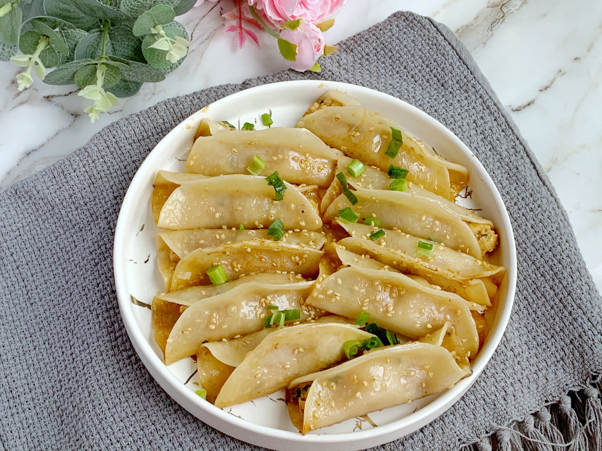 自制鸡肉生煎锅贴,煎一煎就上桌,味道鲜美,做早餐正好|锅贴|煎锅|烹饪