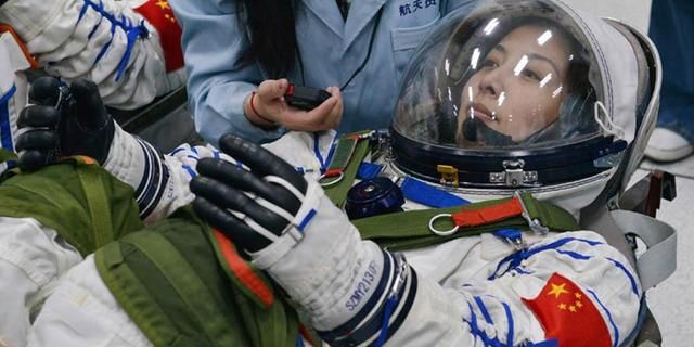 神十三疑问解惑:女航天员隐私如何保护?为什么一定要有女性呢休闲区蓝鸢梦想 - Www.slyday.coM 神十三疑问解惑:女航天员隐私如何保护?为什么一定要有女性呢休闲区蓝鸢梦想 - Www.slyday.coM