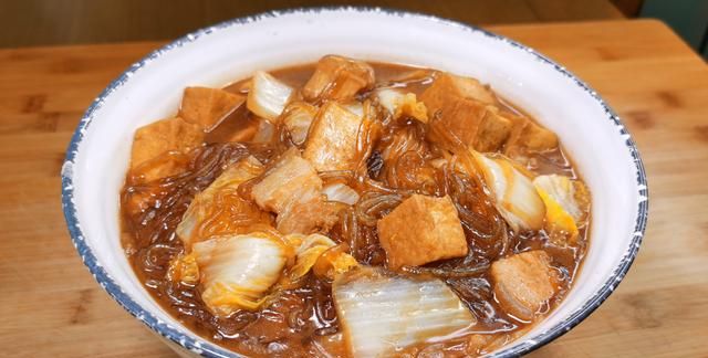 这道菜在我们当地习惯称为"大锅菜",是地地道道的农家菜,小时候的冬季