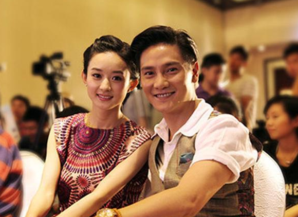 赵丽颖晚会玩自拍,竟然和他比v合影,原来二人竟是老友