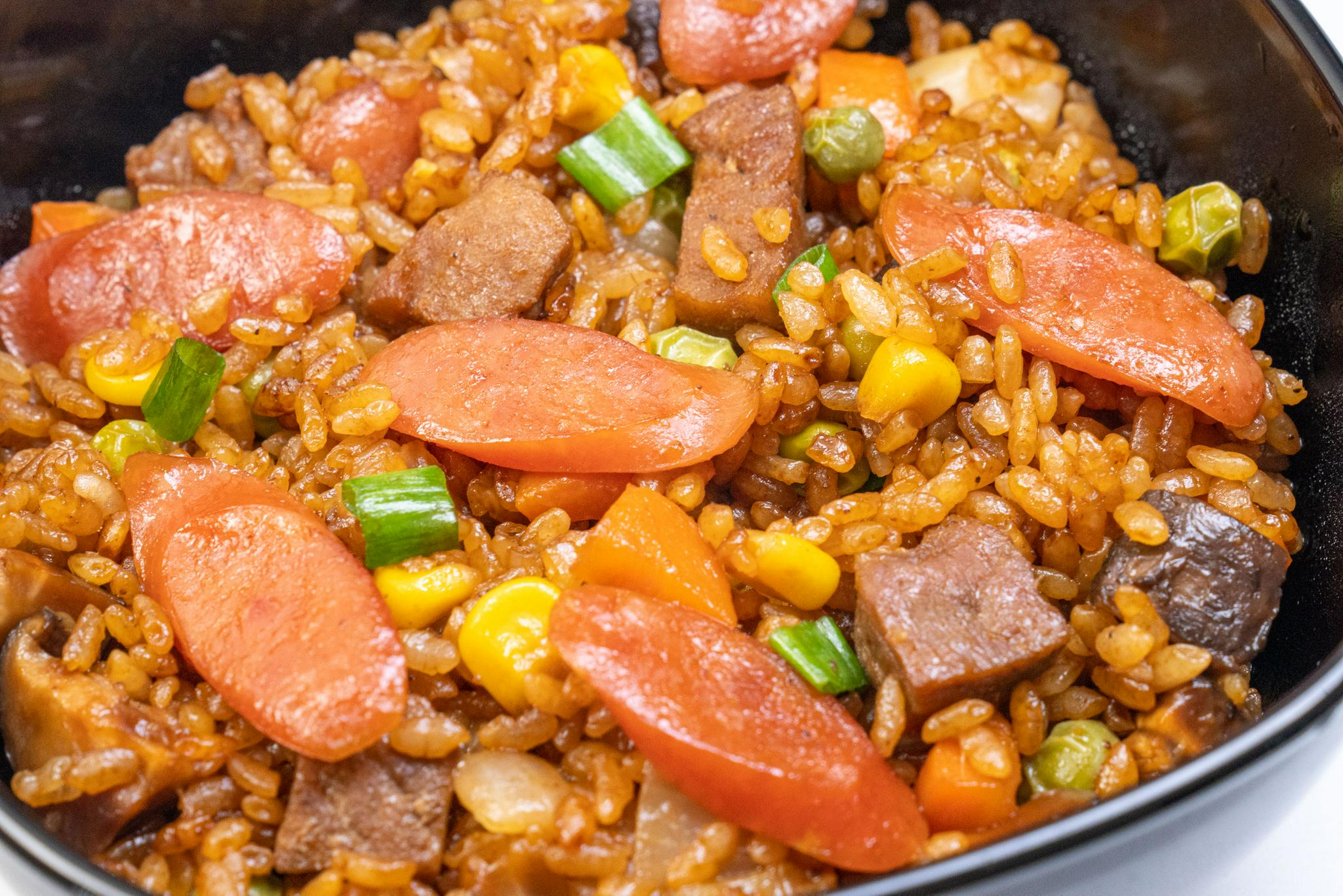 来一碗五彩焖饭,美味无比,营养丰富