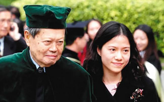 杨振宁马上100岁了,与翁帆结婚17年恩爱如初,让人羡慕休闲区蓝鸢梦想 - Www.slyday.coM 杨振宁马上100岁了,与翁帆结婚17年恩爱如初,让人羡慕休闲区蓝鸢梦想 - Www.slyday.coM