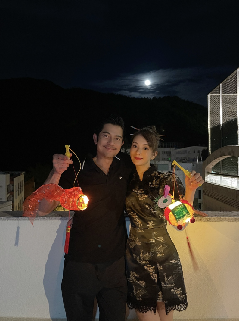 方媛中秋晒全家福,母女仨穿旗袍韵味足,郭富城提着灯笼有烟火气休闲区蓝鸢梦想 - Www.slyday.coM 方媛中秋晒全家福,母女仨穿旗袍韵味足,郭富城提着灯笼有烟火气休闲区蓝鸢梦想 - Www.slyday.coM