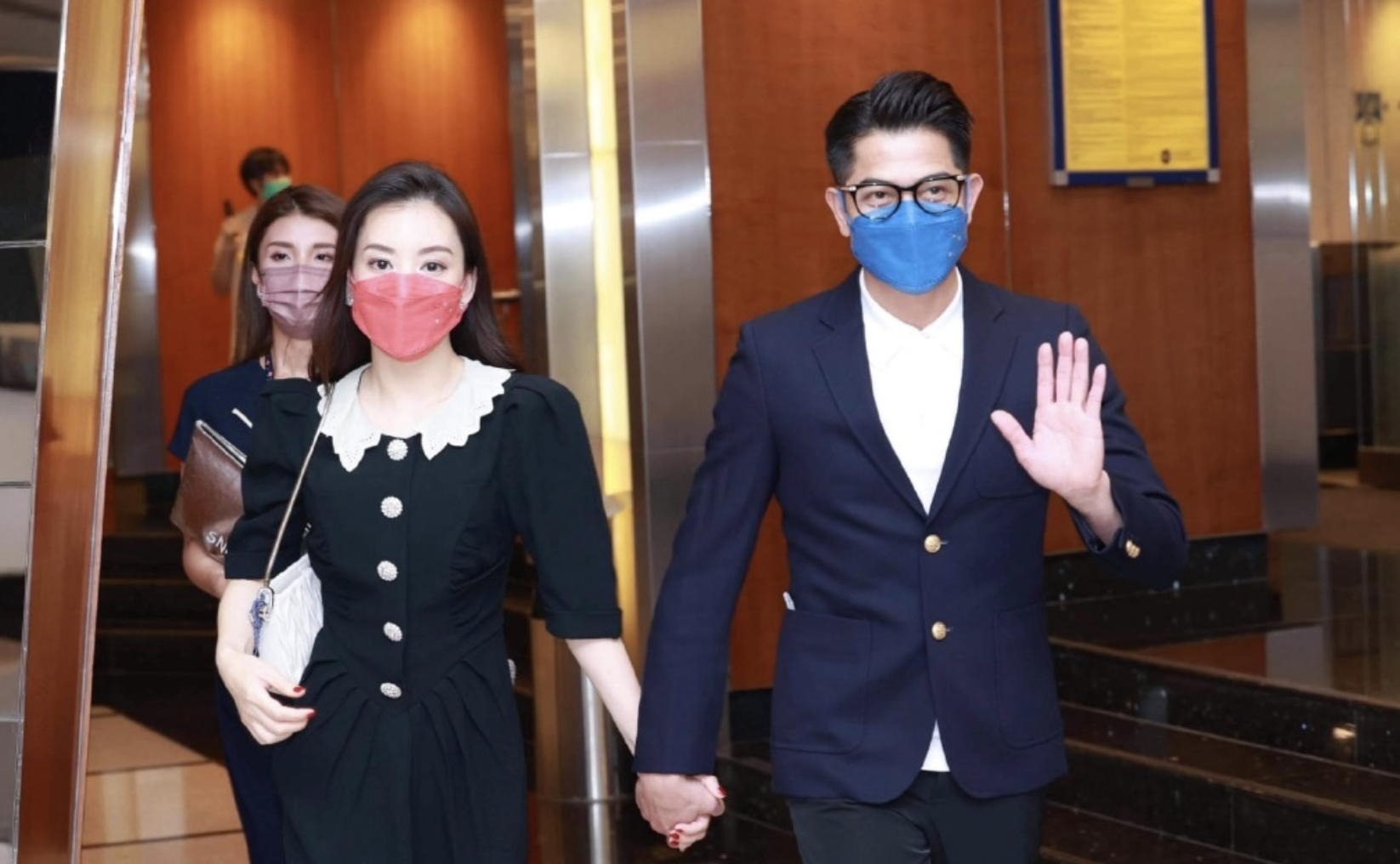 方媛中秋晒全家福,母女仨穿旗袍韵味足,郭富城提着灯笼有烟火气休闲区蓝鸢梦想 - Www.slyday.coM 方媛中秋晒全家福,母女仨穿旗袍韵味足,郭富城提着灯笼有烟火气休闲区蓝鸢梦想 - Www.slyday.coM