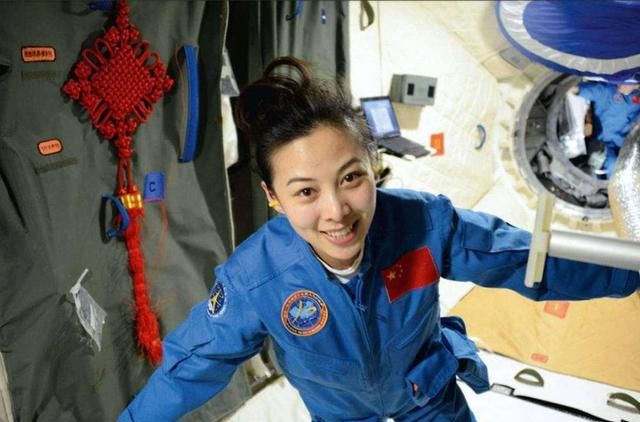 神十三疑问解惑:女航天员隐私如何保护?为什么一定要有女性呢休闲区蓝鸢梦想 - Www.slyday.coM 神十三疑问解惑:女航天员隐私如何保护?为什么一定要有女性呢休闲区蓝鸢梦想 - Www.slyday.coM