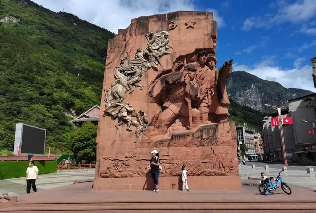 "熊猫古城"宝兴县,一个精致的旅游县,冷木沟地质公园就在城边