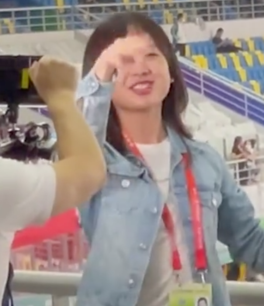 王冰冰现身全运会,被粉丝表白逗笑害羞转头,频频挥手互动好暖心休闲区蓝鸢梦想 - Www.slyday.coM 王冰冰现身全运会,被粉丝表白逗笑害羞转头,频频挥手互动好暖心休闲区蓝鸢梦想 - Www.slyday.coM