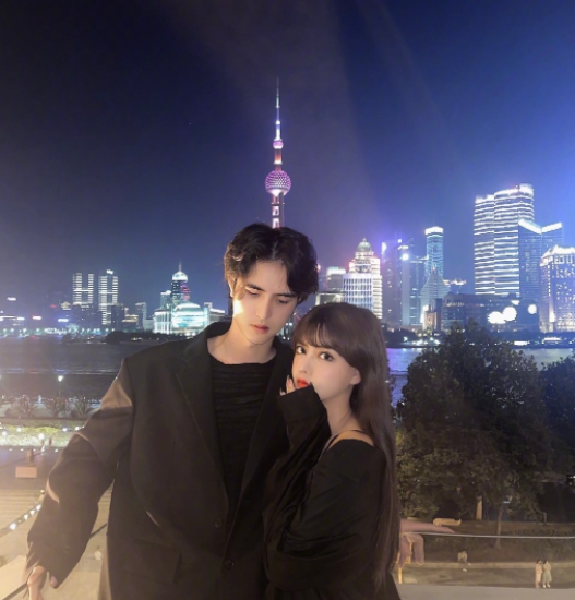 韩安冉不受老公负面过往影响晒夫妻恩爱合影精致得像两个假人