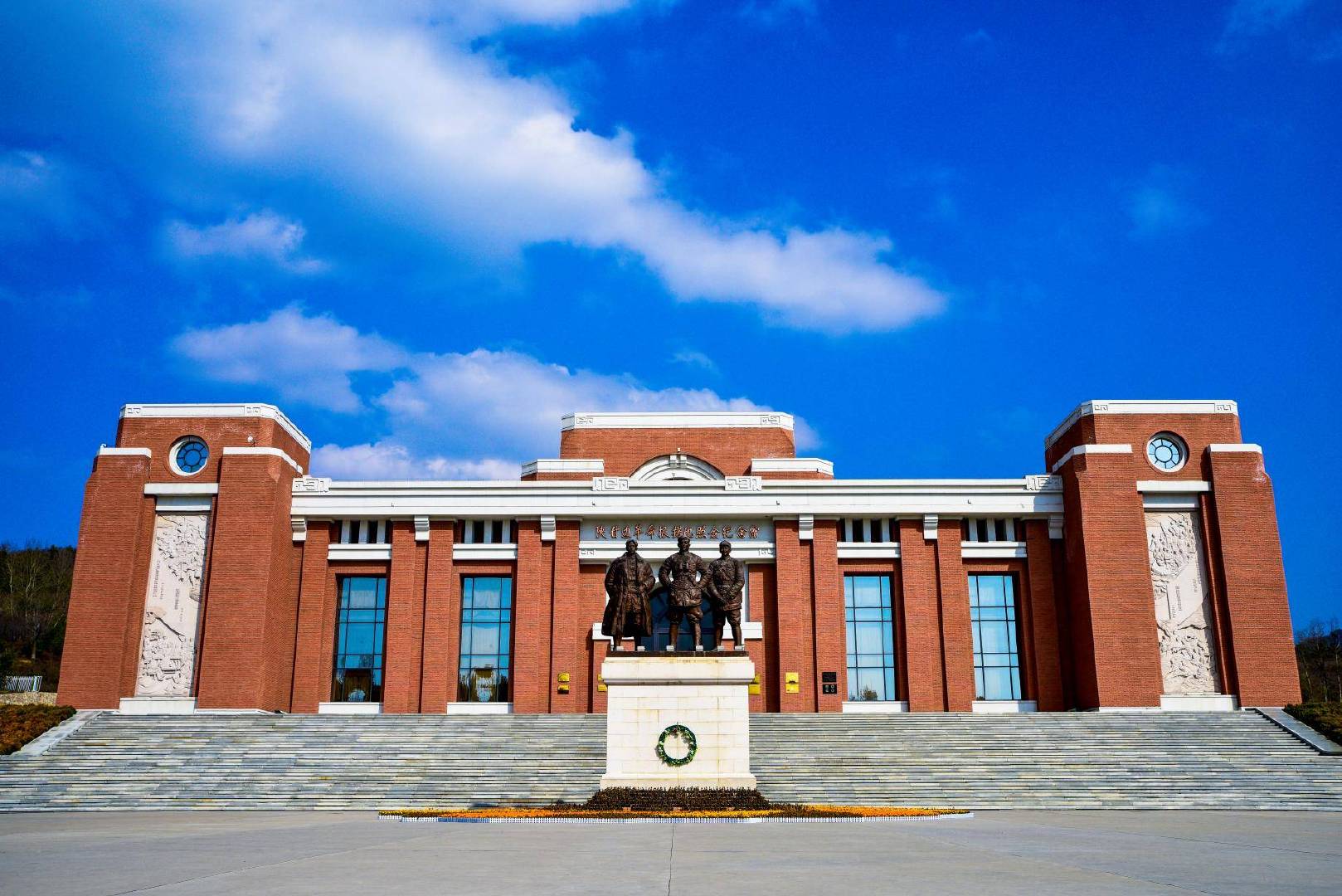 正文   推荐住宿:照金牧场星空房车营地,大香山景区若见客栈