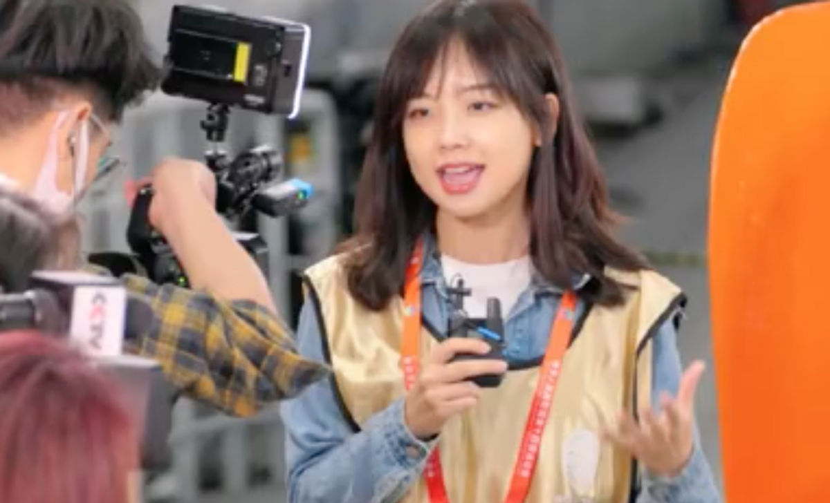 王冰冰现身全运会,被粉丝表白逗笑害羞转头,频频挥手互动好暖心休闲区蓝鸢梦想 - Www.slyday.coM 王冰冰现身全运会,被粉丝表白逗笑害羞转头,频频挥手互动好暖心休闲区蓝鸢梦想 - Www.slyday.coM