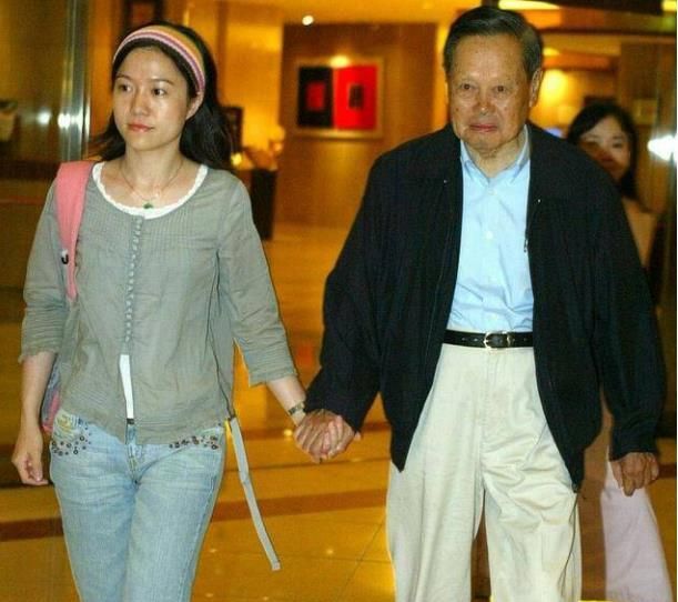 杨振宁马上100岁了,与翁帆结婚17年恩爱如初,让人羡慕休闲区蓝鸢梦想 - Www.slyday.coM 杨振宁马上100岁了,与翁帆结婚17年恩爱如初,让人羡慕休闲区蓝鸢梦想 - Www.slyday.coM