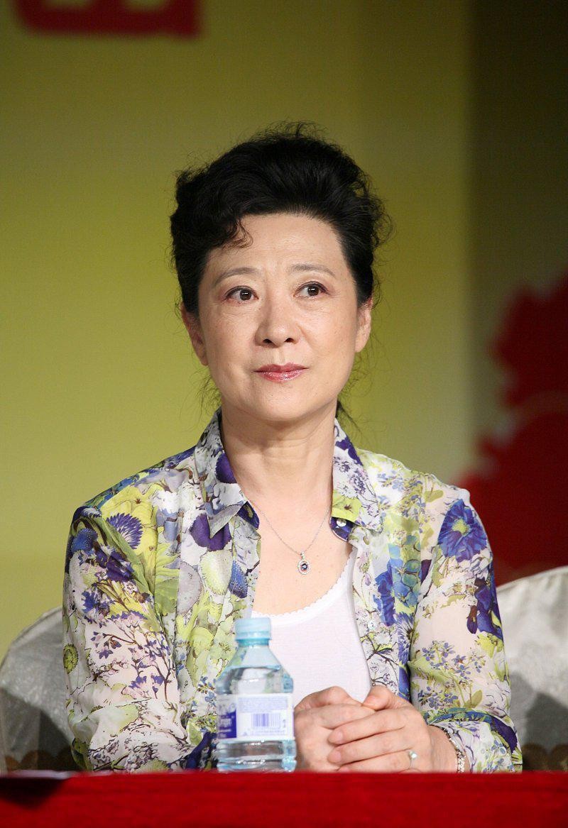 王馥荔状态太好了奶奶年纪穿精致印花比小8岁冯巩更精神