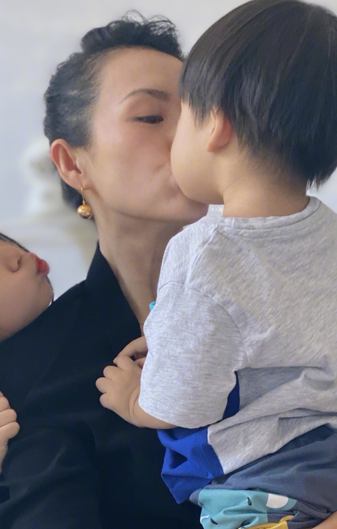 章子怡中秋忙到没吃月饼,抱二胎儿子嘴对嘴亲吻,坦言甜在了心头