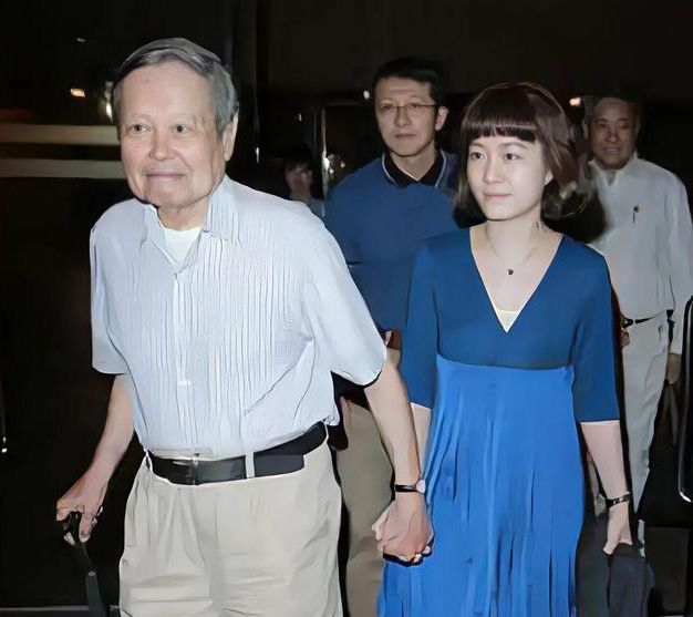 杨振宁马上100岁了,与翁帆结婚17年恩爱如初,让人羡慕休闲区蓝鸢梦想 - Www.slyday.coM 杨振宁马上100岁了,与翁帆结婚17年恩爱如初,让人羡慕休闲区蓝鸢梦想 - Www.slyday.coM